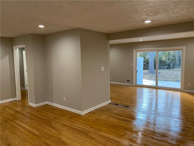 Building Photo - 2057 Willamette Way