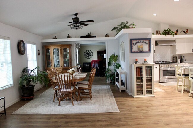 Building Photo - Gorgeous