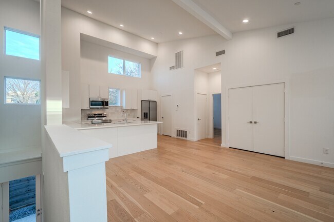 Building Photo - Stunning Newer Townhomes in Lakewood — Walk to Whole Foods, Trader Joe's & Lower Greenville