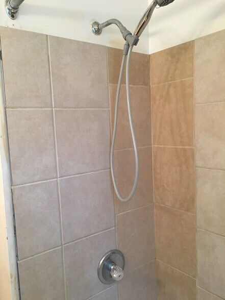 Building Photo - 1204 W Maple St