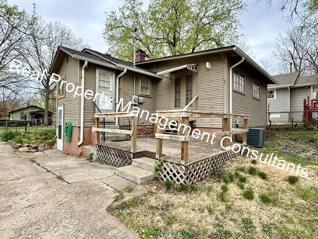Building Photo - Quaint Home with Lots of Space