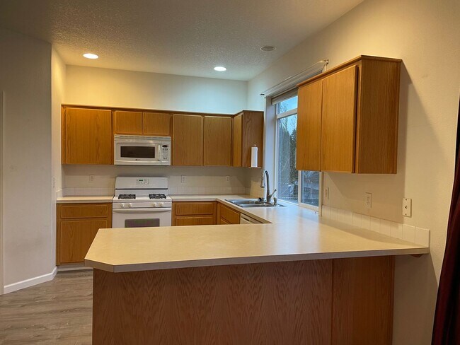 Building Photo - FANTASTIC 4 Bed 2.5 Bath Home in Salmon Creek! HUGE side yard and back yard! Extra large private ...