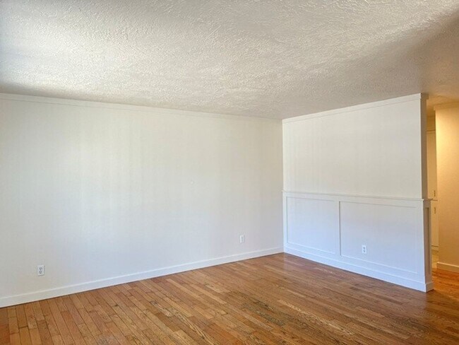 Building Photo - 1274 E Santiam St