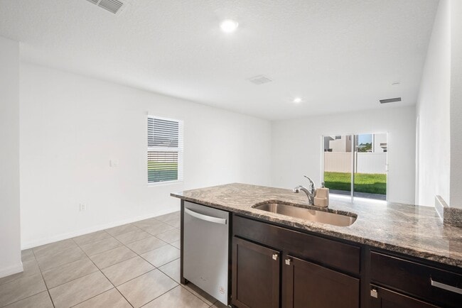 Building Photo - Charming 3/2 Home- Move In ready!