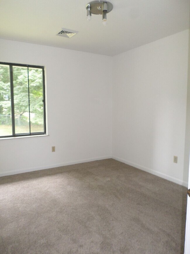 Building Photo - 913 Toms Creek Rd