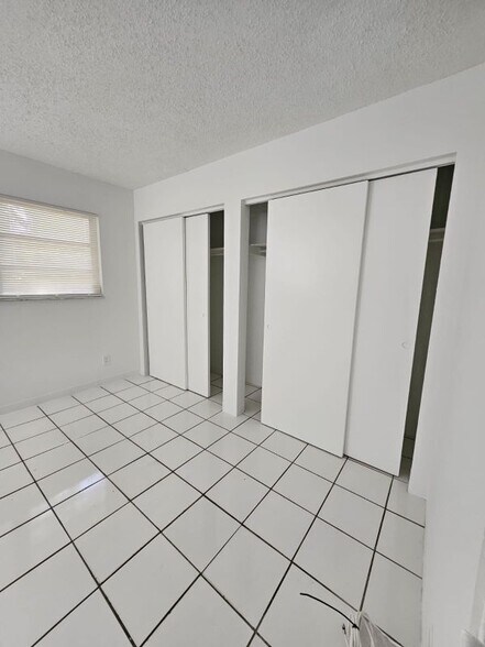 Building Photo - 1150 NE 17th Ct