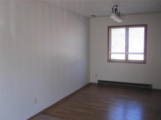 Building Photo - 870 E 6th St