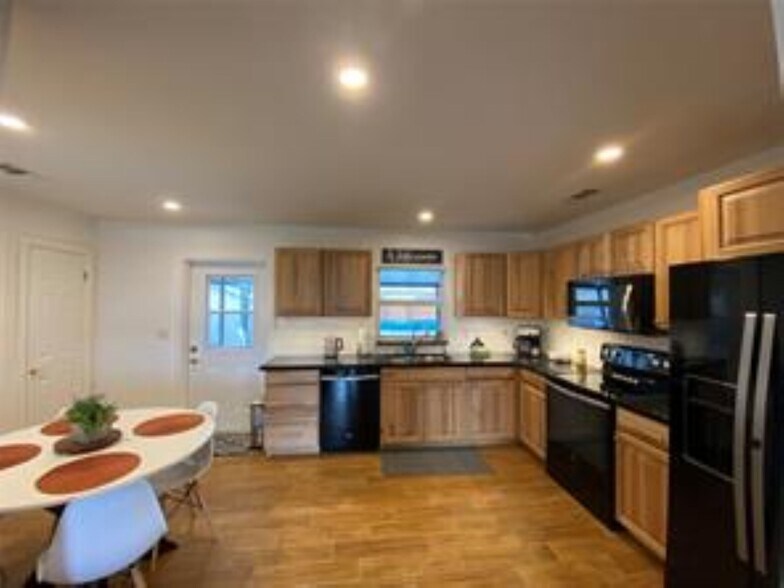 Building Photo - 541 NE 58th Ct