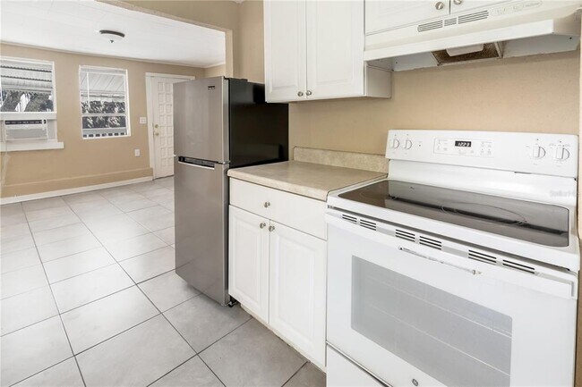 Building Photo - 418 E Amelia Ave