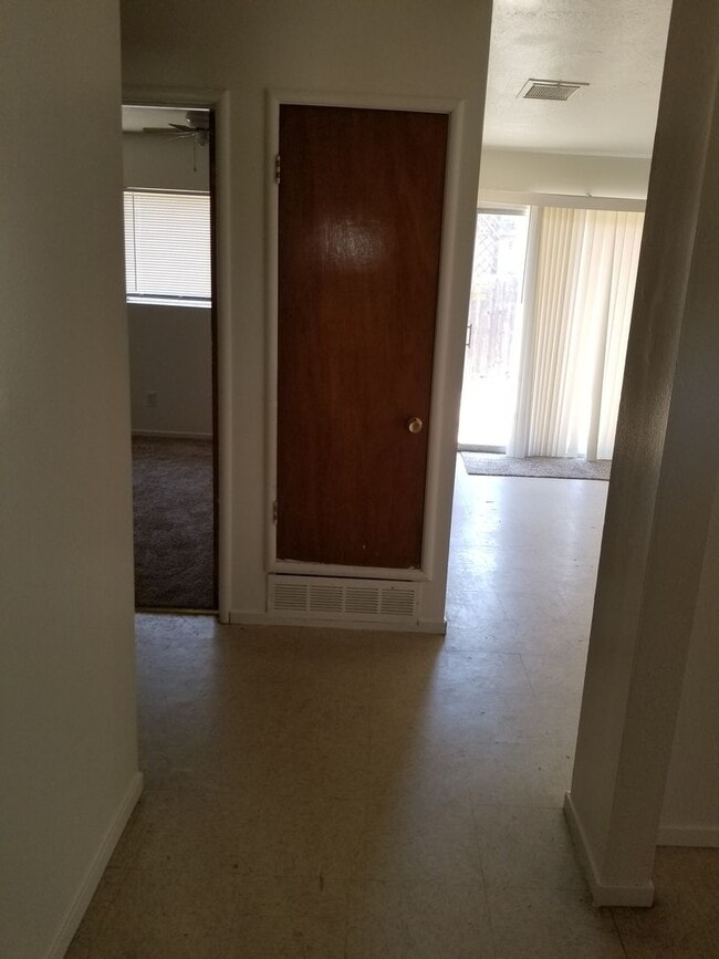 Building Photo - 3 Bedroom 2 Bathroom Home for Rent in Hanford