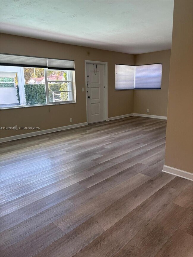 Building Photo - 1005 S 17th Ave