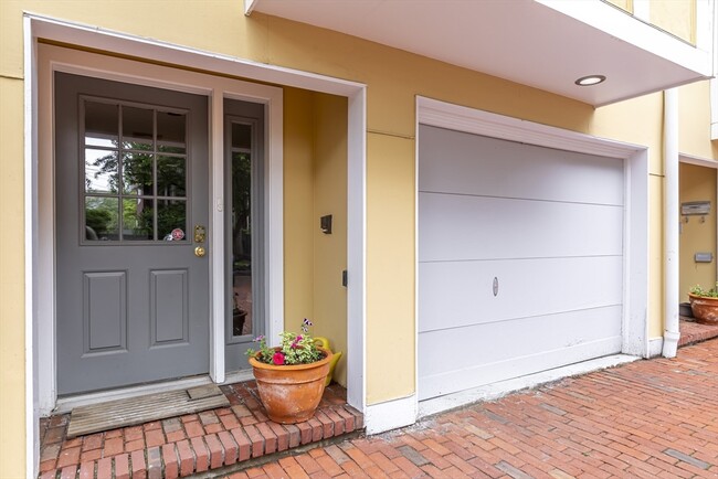 Building Photo - 54 Trowbridge St