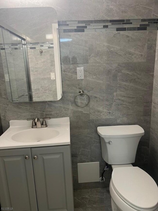 Building Photo - 530 Valley Rd