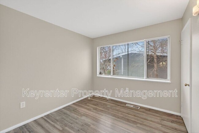 Building Photo - 900 Paddock Dr