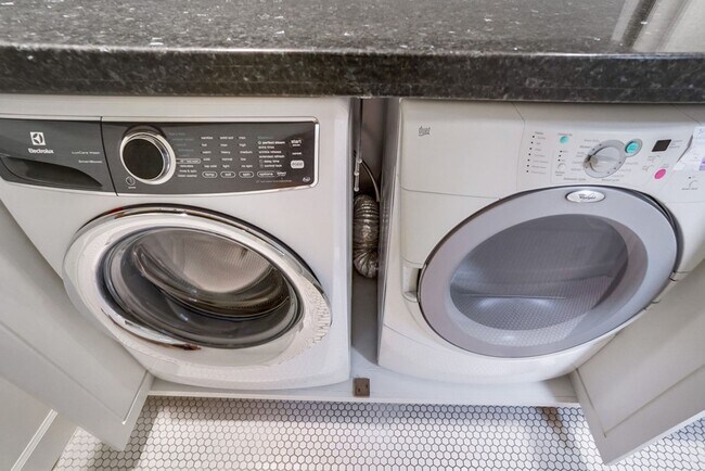 Building Photo - Beautiful 4 Bed/4 Bath Family Home w/pool - Upcoming and available in April!