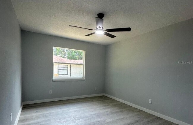 Building Photo - 32 Spring Loop Cir