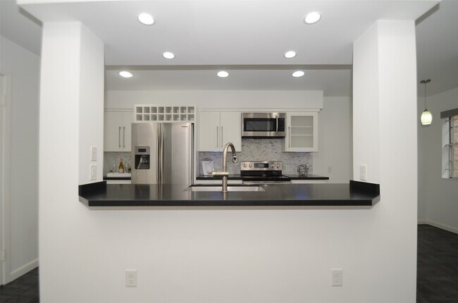 Building Photo - 5524 Beverly Hill St