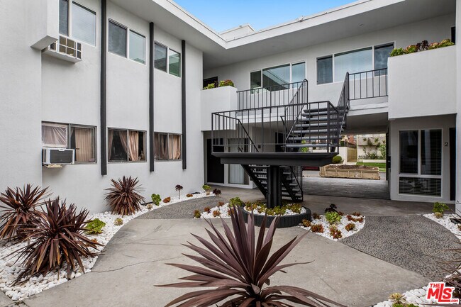 Building Photo - 1117 S Bronson Ave