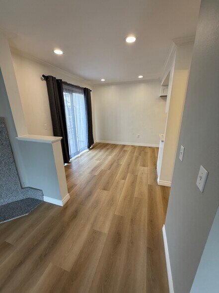 Building Photo - 324 Fischer St