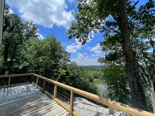 Building Photo - Lake View