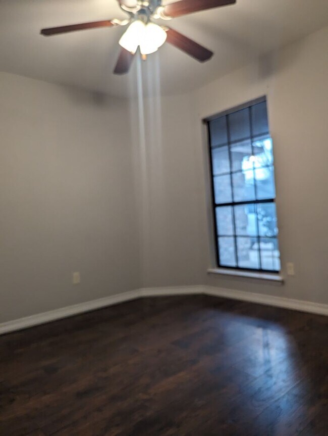 Building Photo - Modern Amenities & Ideal Location in Burle...