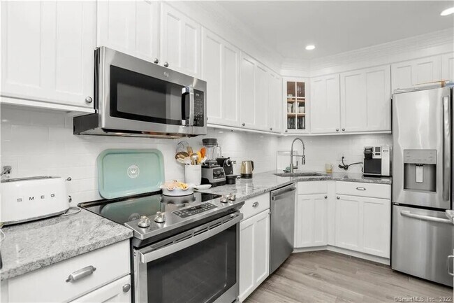 Building Photo - 3 Seir Hill Rd