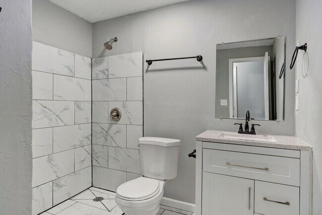 Building Photo - 2843 E Monroe Terrace