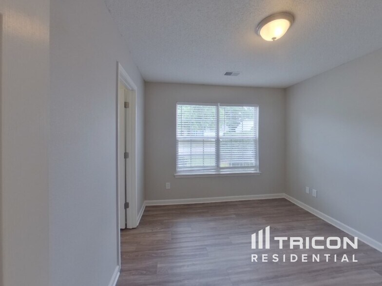 Building Photo - 133 Crimson Oak Dr