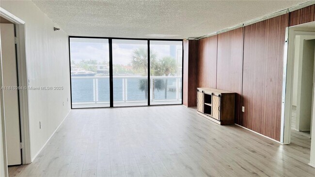 Building Photo - 20515 E Country Club Dr