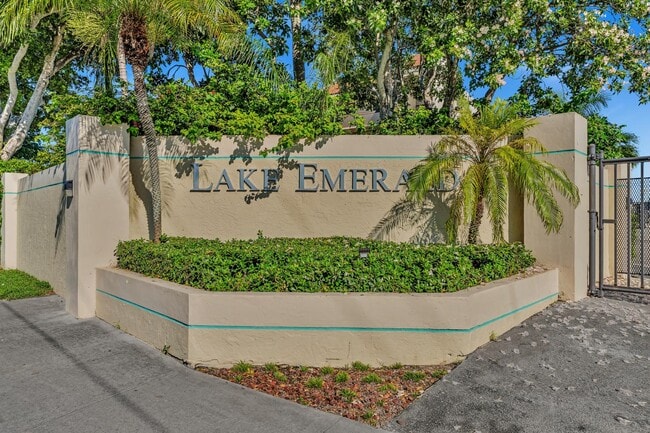 Building Photo - 109 Lake Emerald Dr