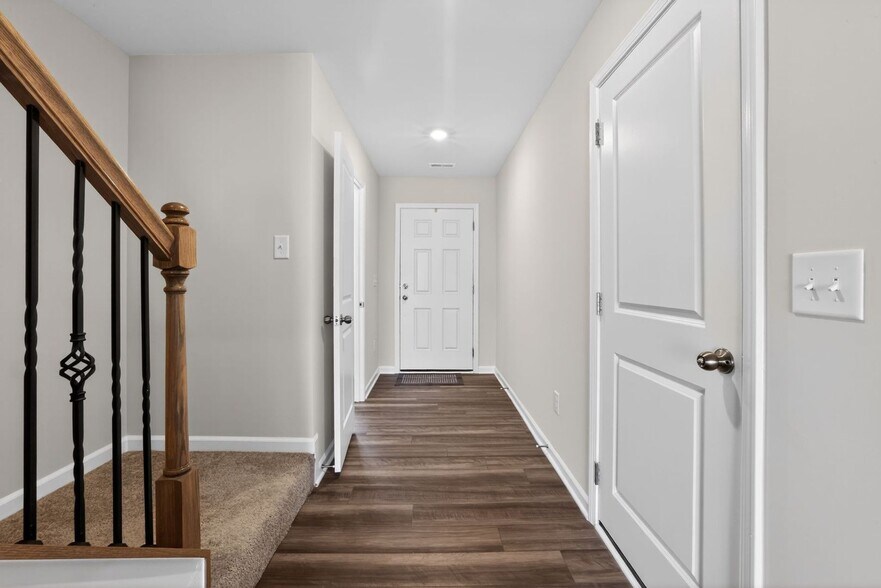 Building Photo - 1406 Cattleman Acres Dr