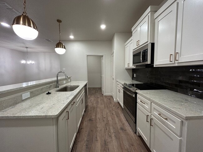 Building Photo - Luxury Townhome in Abbey Glen Community!