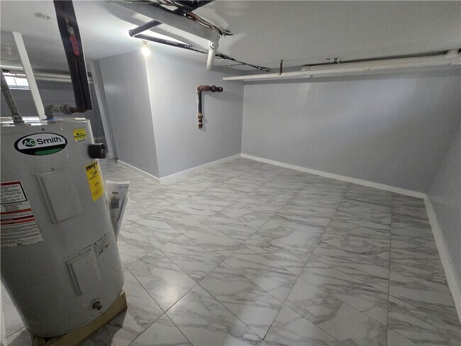 Building Photo - 41 Maple St