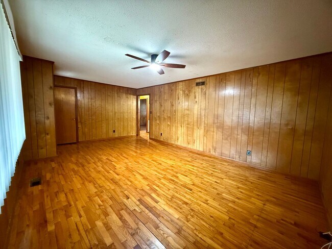 Building Photo - 4 Bedroom/1.5 Bathroom Home in Paragould AR - $1,275/month