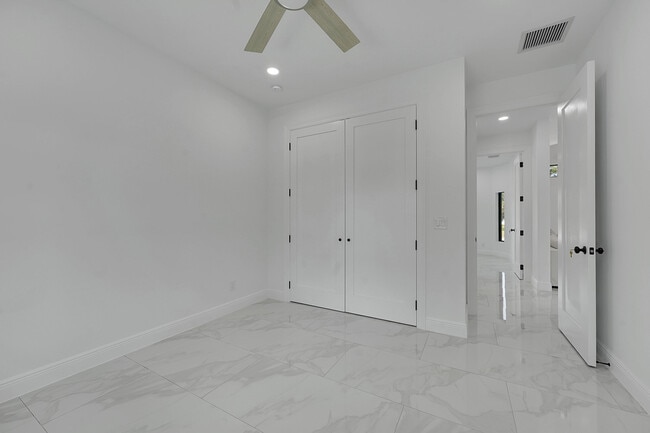 Building Photo - 6607 Deland Ave