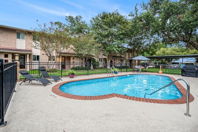 Building Photo - 2330 Lakewood Yacht Club Dr