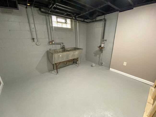 Building Photo - 3 bedroom single family