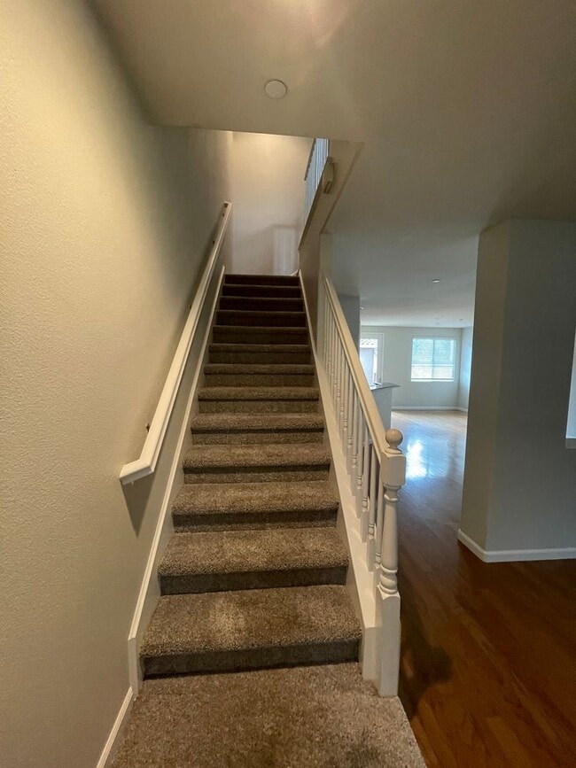 Building Photo - Nice Townhome w/ Detached Garage, Granite ...