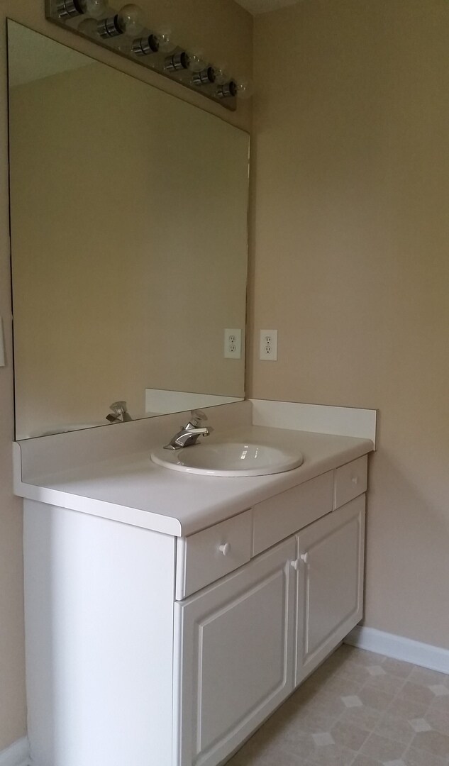 Building Photo - MOVE IN TODAY!  Large 4 bed 2 bath with bo...