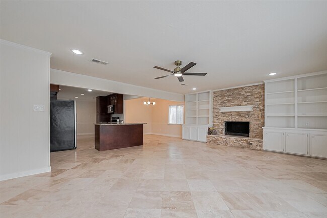 Building Photo - 13731 Greenway Dr