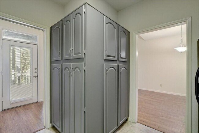 Building Photo - 1910 Robbins Pl