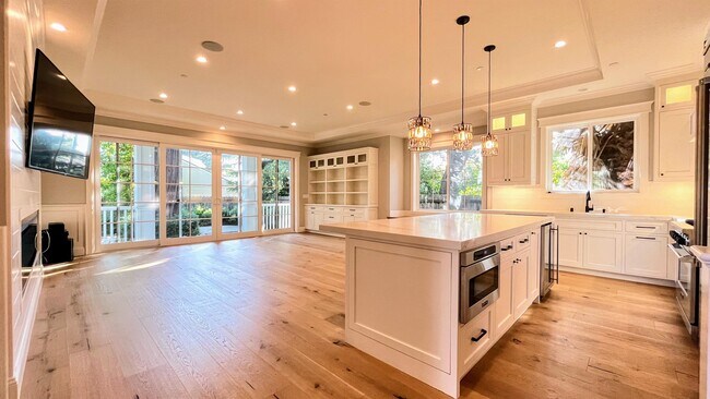 Building Photo - 718 San Benito Ave