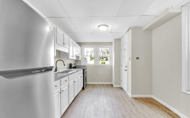 Building Photo - Bright 5 Bedroom, 1.5 Bath Home!