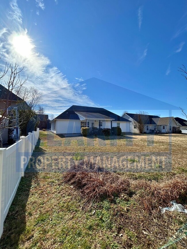 Building Photo - Beautiful three-bedroom home in Ooltewah, TN!