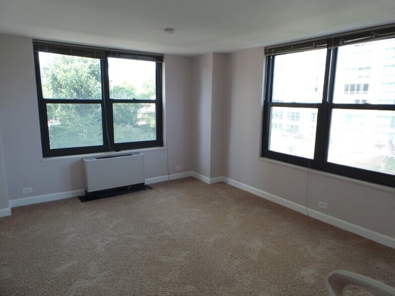 Building Photo - 3440 N Lake Shore Dr