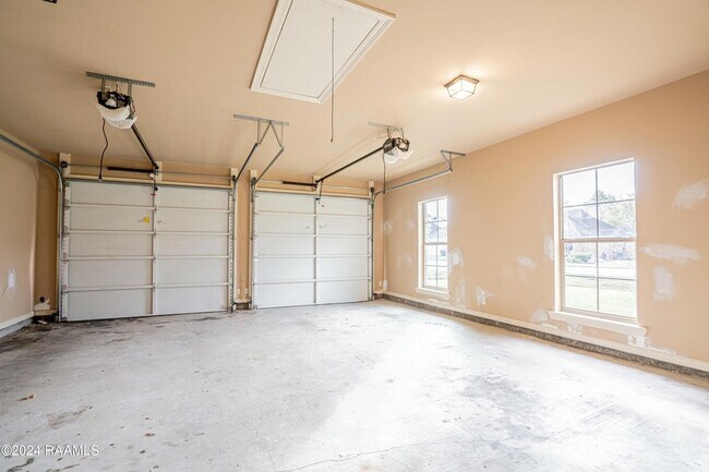 Building Photo - 101 Tara Oak Dr