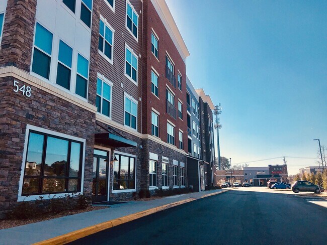 Building Photo - A1 | 1 Bed 1 Bath | 739 sf | $1540-$1847 |...