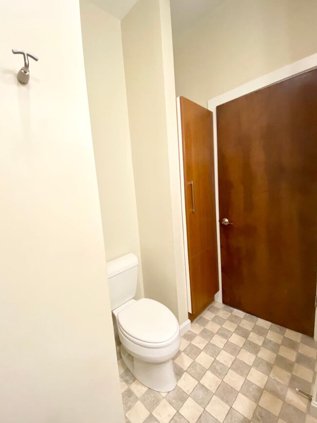 Building Photo - 4 Bedroom/3.5 Bath. UC Rental Located on J...