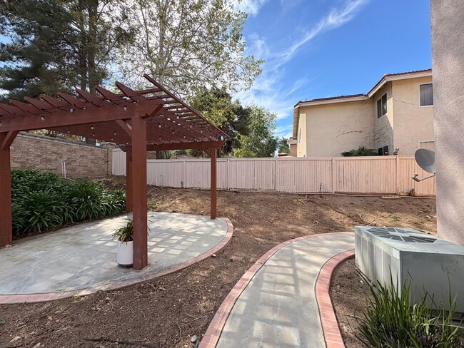 Building Photo - 4 Bed, 3 Bath in Corona!