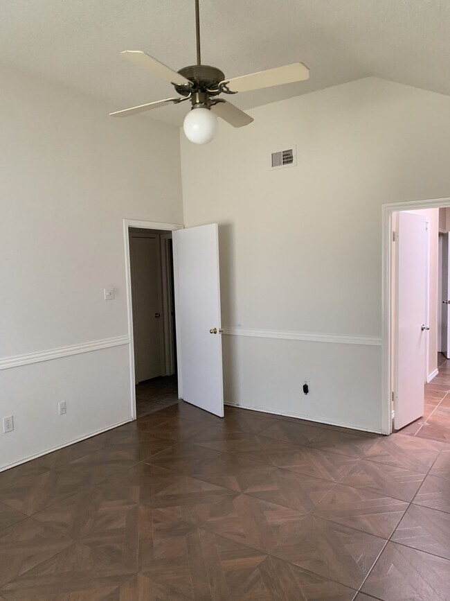 Building Photo - Ready for Move In! A wonderful all brick 1...